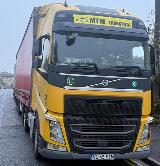 camion Volvo si semiremorca pregatite de transportat marfuri