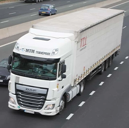 camion Daf si semiremorca pe autostrada transportand marfuri generale