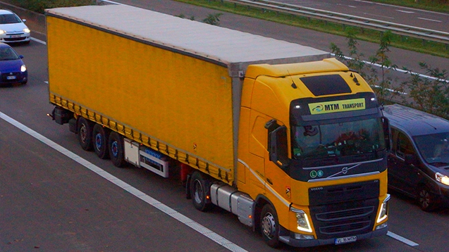 camion Volvo si semiremorca cu prelata a firmei Mtm Transport