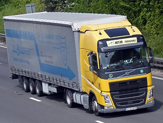 camion Volvo pe autostrada in Europa