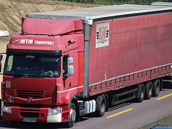 cap tractor Renault si semiremorca cu prelata folosit la transport de marfuri generale