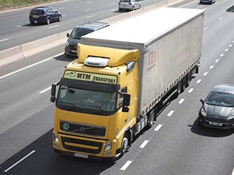 camion Volvo si semiremorca cu prelata pe autostrada in Anglia