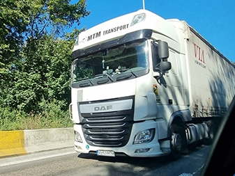 camion Daf al firmei Mtm Transport fotografiat din masina