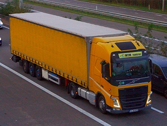 ansamblu cap tractor Volvo si semiremorca cu prelata din flota firmei Mtm