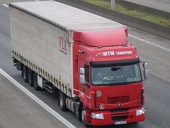 an samblu cap tractor Renault si semiremorca cu prelata folosit la transport international de marfuri generale