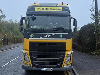 camion Volvo folosit la transport international de marfuri generale