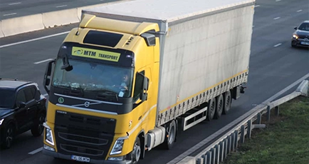 ansamblu al firmei Mtm Transport pe autostrada in Europa