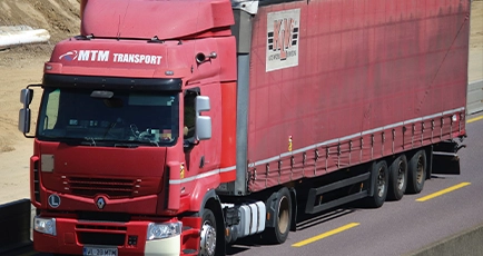 camion Renault si semiremorcă a firmei Mtm Transport