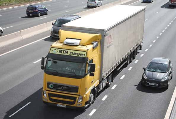 ansamblu cap tractor Volvo si semiremorca cu prelata pentru transport international, oriunde si oricand